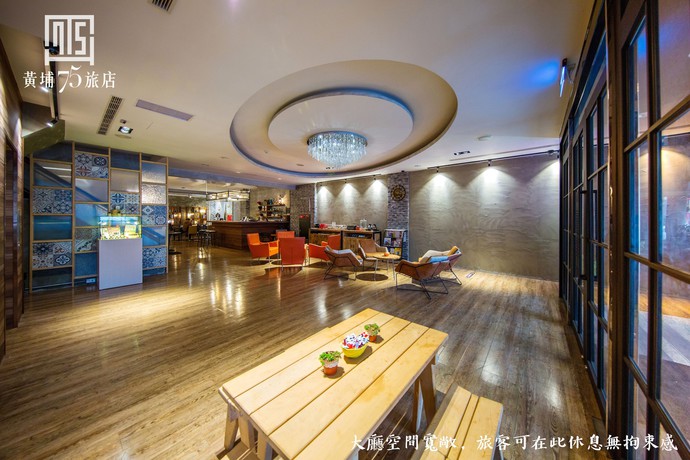Imagen de los interiores del Hotel Military 75. Foto 10