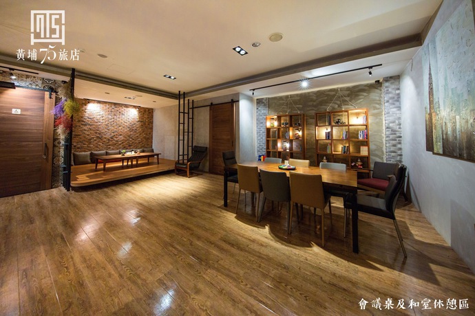 Imagen de los interiores del Hotel Military 75. Foto 15
