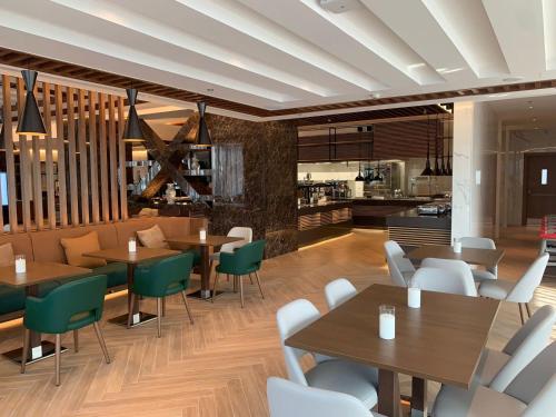 Imagen del bar/restaurante del Hotel Millennium Al Masar. Foto 3