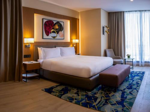 Imagen de la habitación del Hotel Millennium Al Masar. Foto 7