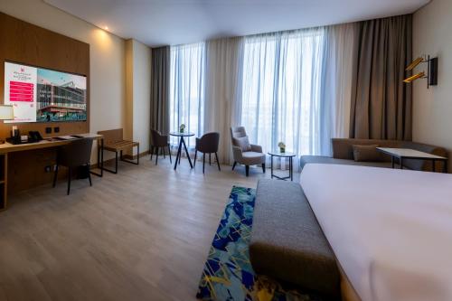 Imagen de la habitación del Hotel Millennium Al Masar. Foto 11