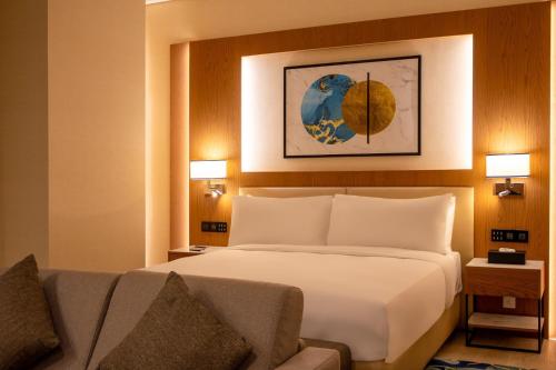 Imagen de la habitación del Hotel Millennium Al Masar. Foto 13