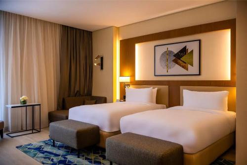 Imagen de la habitación del Hotel Millennium Al Masar. Foto 16