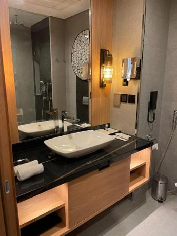 Imagen de la habitación del Hotel Millennium Al Masar. Foto 17