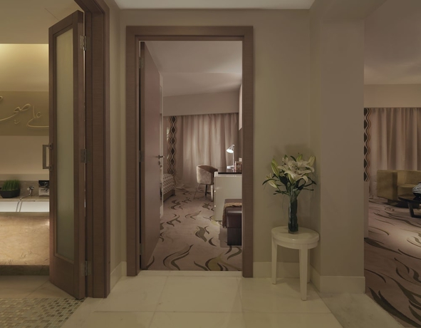 Imagen de la habitación del Hotel Millennium Al Rawdah. Foto 12