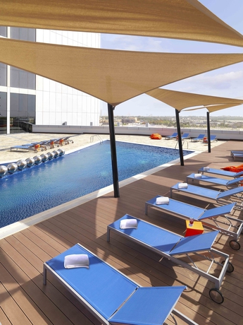 Imagen de la piscina del Hotel Millennium Central Downtown. Foto 15