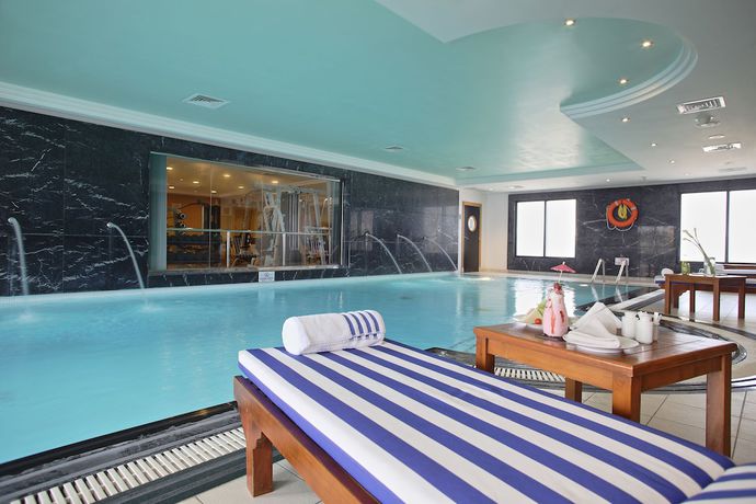 Imagen de la piscina del Hotel Millennium Central Kuwait Downtown. Foto 19