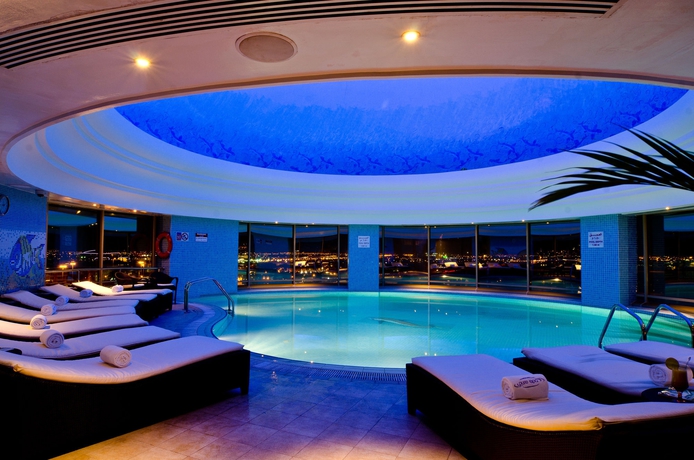 Imagen de la piscina del Hotel Millennium Doha. Foto 16