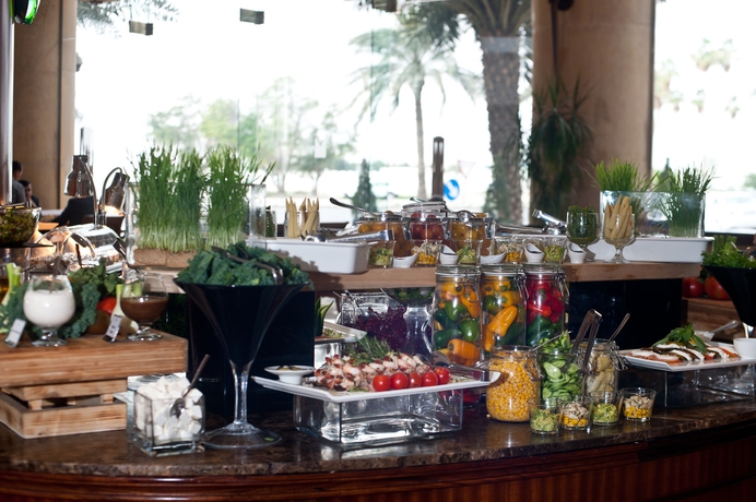 Imagen del bar/restaurante del Hotel Millennium Doha. Foto 7