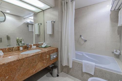 Imagen de la habitación del Hotel Millennium Downtown. Foto 14