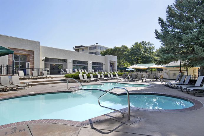 Imagen de la piscina del Hotel Millennium Harvest House Boulder. Foto 15
