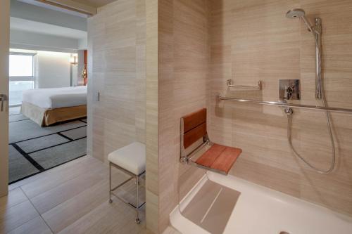 Imagen de la habitación del Hotel Millennium Hilton New York One UN Plaza. Foto 9