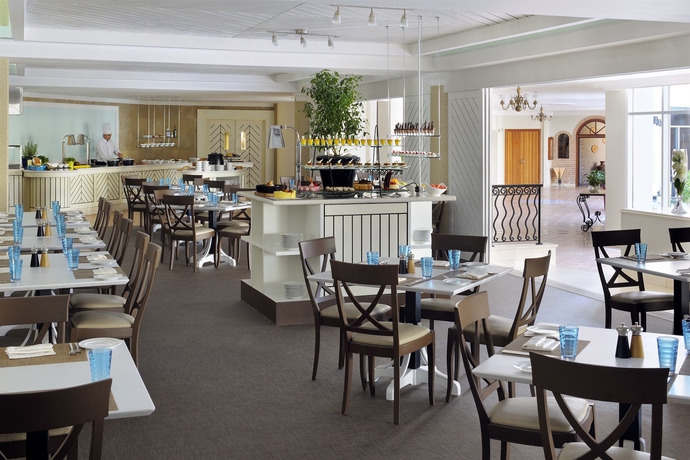 Imagen del bar/restaurante del Hotel Millennium Lakeview Hotel. Foto 2