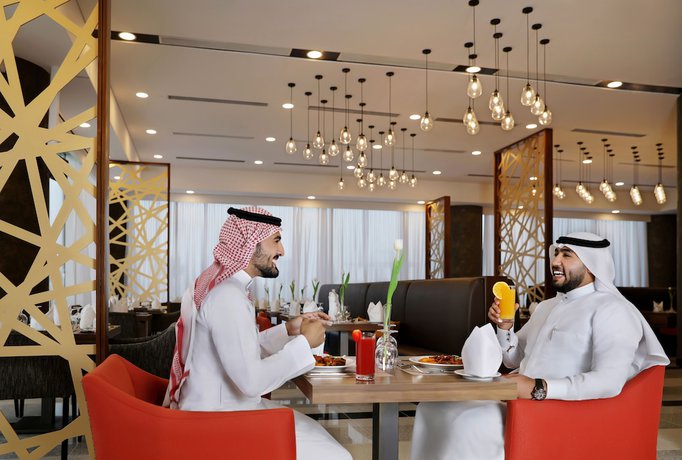 Imagen del bar/restaurante del Hotel Millennium Madinah Airport. Foto 2