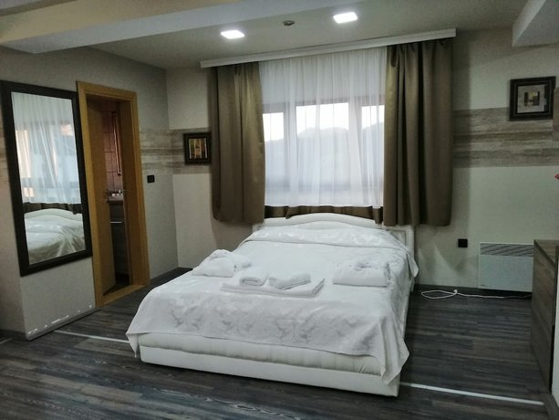 Imagen de la habitación del Hotel Milmari. Foto 15