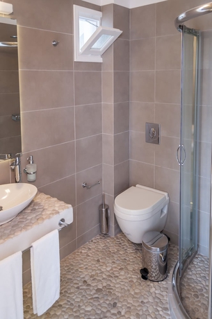 Imagen de la habitación del Hotel Milos Bay Suites. Foto 9