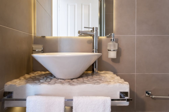 Imagen de la habitación del Hotel Milos Bay Suites. Foto 10