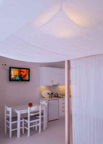 Imagen de la habitación del Hotel Milos Bay Suites. Foto 15