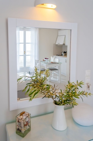 Imagen de la habitación del Hotel Milos Bay Suites. Foto 18