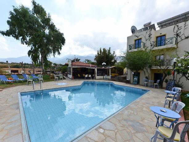 Imagen de la piscina del Hotel Milos Studios. Foto 9