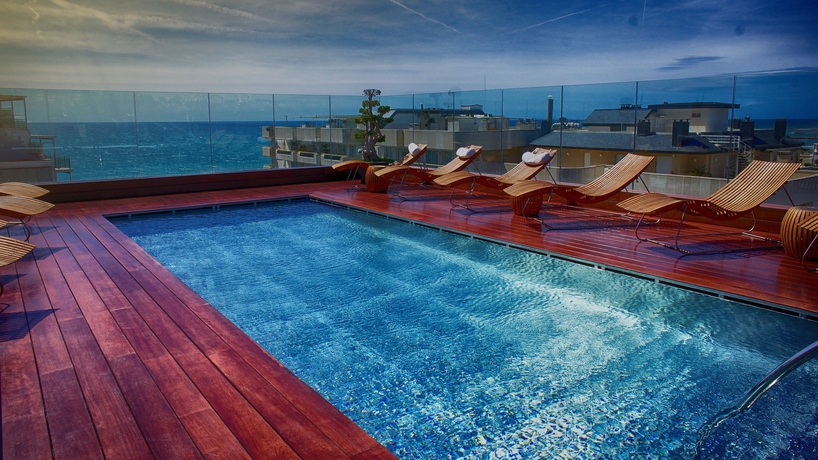Imagen de la piscina del Hotel Mim Sitges. Foto 13