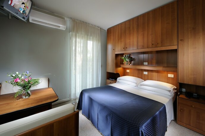 Imagen de la habitación del Hotel Mimosa, Lignano Sabbiadoro. Foto 17