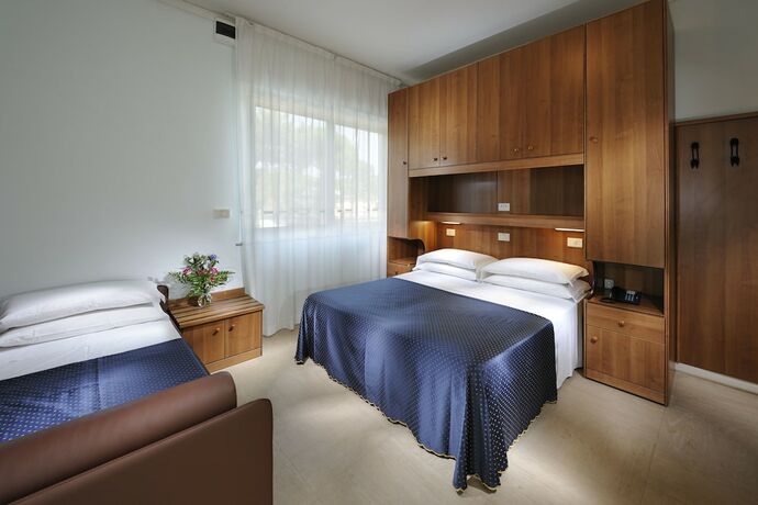 Imagen de la habitación del Hotel Mimosa, Lignano Sabbiadoro. Foto 19