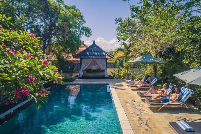 Imagen de la piscina del Hotel Minabali Bunga'lo. Foto 32