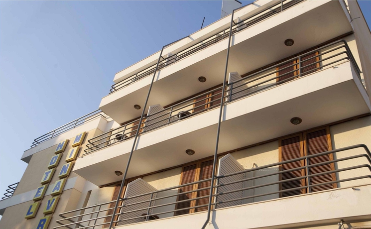 Imagen de los exteriores del Hotel Minavra. Foto 14