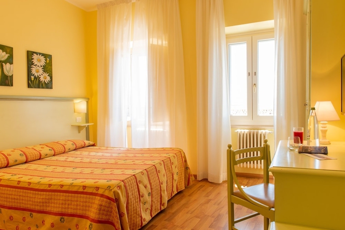Imagen de la habitación del Hotel Minerva Assisi. Foto 14