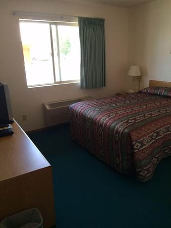 Imagen de la habitación del Hotel Mini Golden Inns Motel. Foto 10