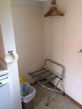 Imagen de la habitación del Hotel Mini Golden Inns Motel. Foto 13