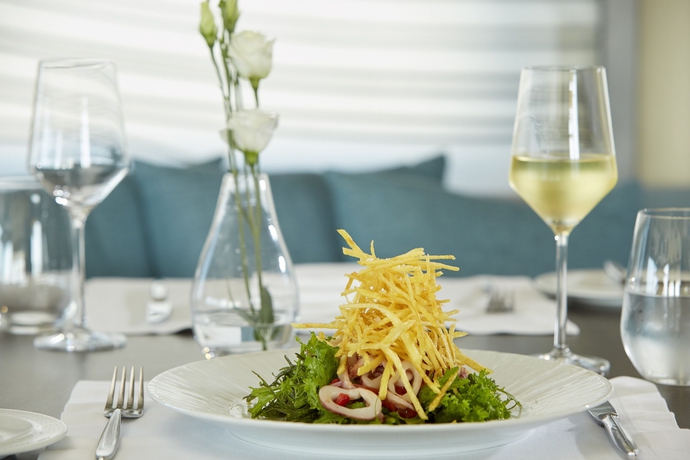 Imagen del bar/restaurante del Hotel Minoa Palace Resort and Spa. Foto 7