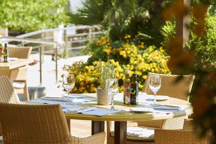 Imagen del bar/restaurante del Hotel Minoa Palace Resort and Spa. Foto 9