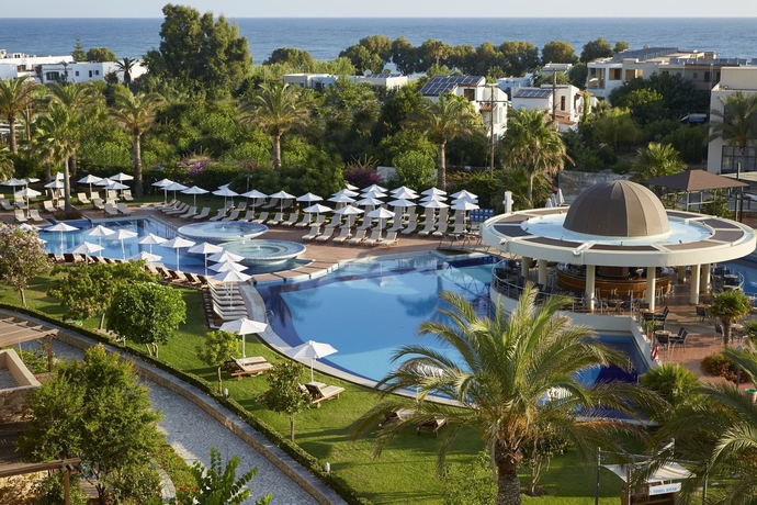 Imagen de la piscina del Hotel Minoa Palace Resort and Spa. Foto 16