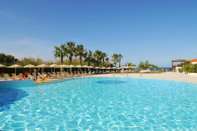 Imagen de la piscina del Hotel Minos Mare. Foto 6