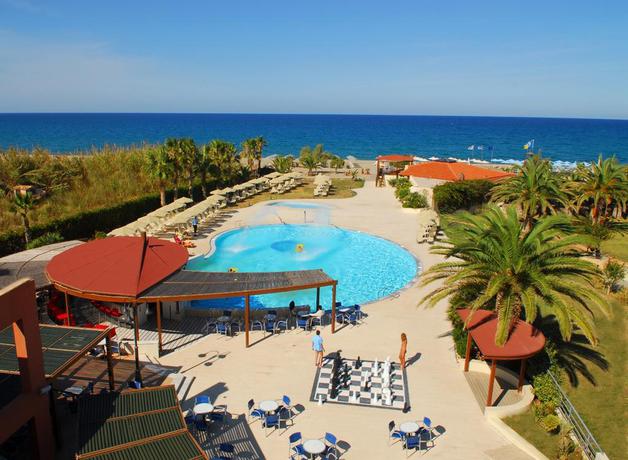 Imagen de la piscina del Hotel Minos Mare. Foto 8