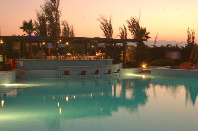 Imagen de la piscina del Hotel Minos Mare. Foto 9
