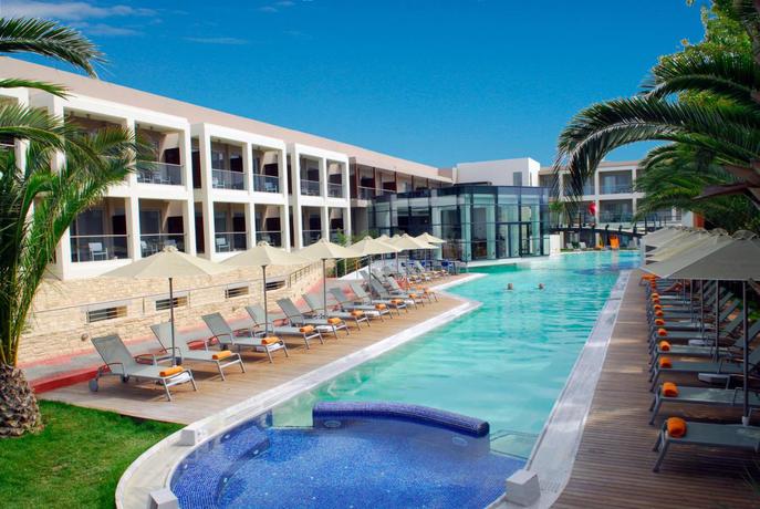 Imagen de la piscina del Hotel Minos Mare Royal. Foto 11