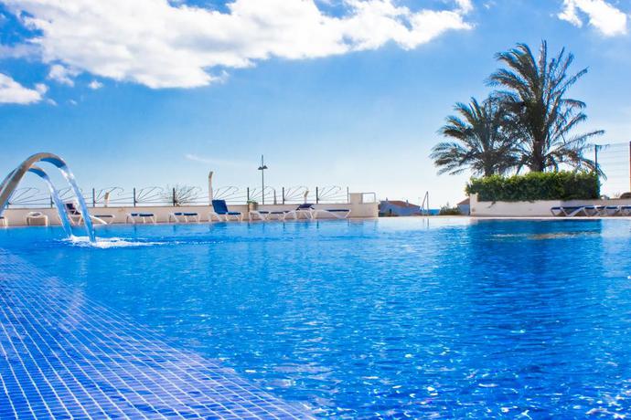 Imagen de la piscina del Hotel Minura Sur Menorca. Foto 13
