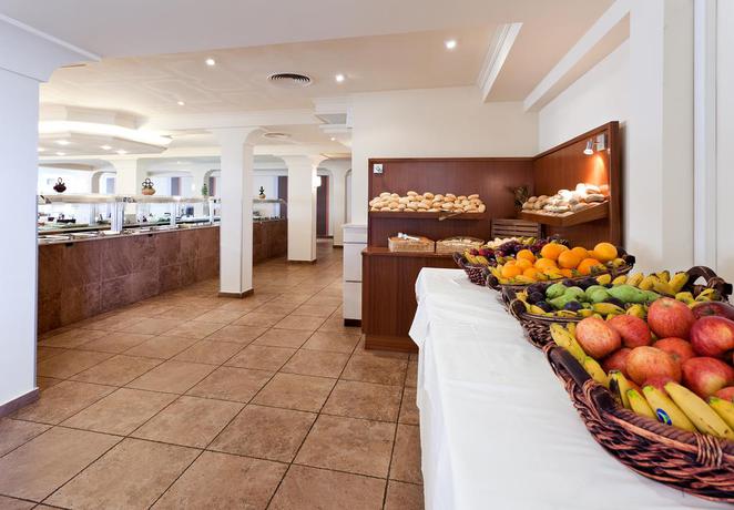 Imagen del bar/restaurante del Hotel Minura Sur Menorca. Foto 2