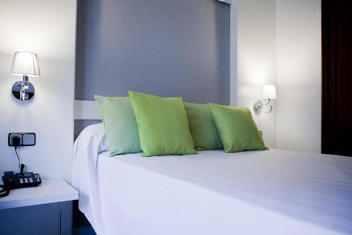 Imagen de la habitación del Hotel Mir Octavio. Foto 10