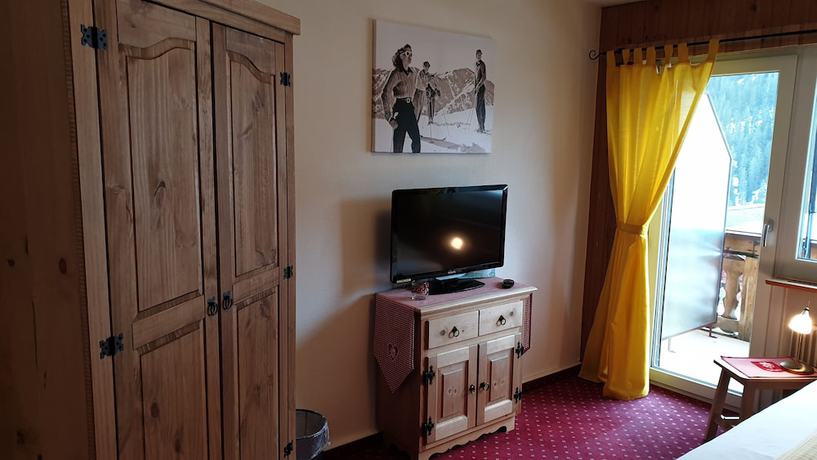 Imagen de la habitación del Hotel Mira, Tujetsch. Foto 13