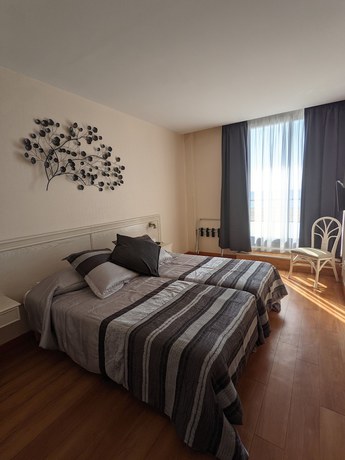 Imagen de la habitación del Hotel Mira-Mar. Foto 16
