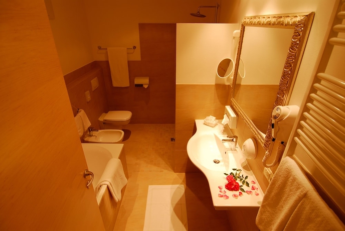 Imagen de la habitación del Hotel Mirabell Alpine Garden Resort. Foto 11