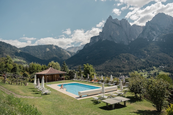 Imagen de la piscina del Hotel Mirabell Alpine Garden Resort. Foto 16