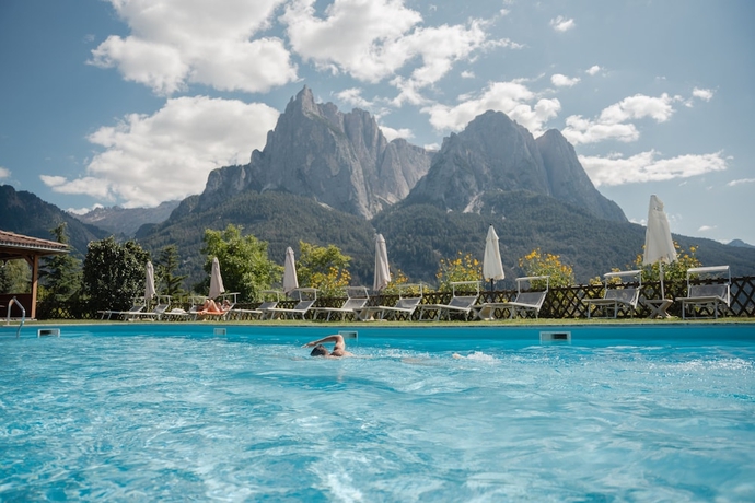 Imagen de la piscina del Hotel Mirabell Alpine Garden Resort. Foto 17