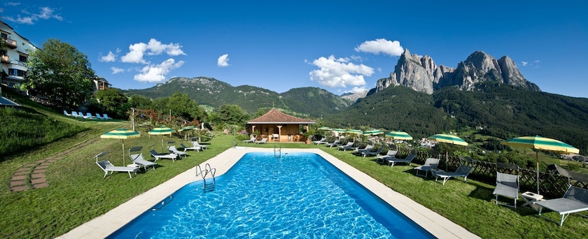 Imagen de la piscina del Hotel Mirabell Alpine Garden Resort. Foto 19