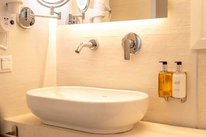 Imagen de la habitación del Hotel Mirablue Luxury Residences. Foto 11