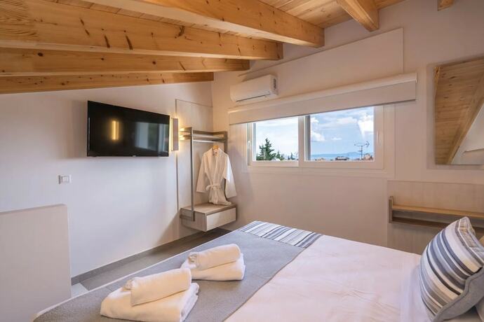 Imagen de la habitación del Hotel Mirablue Luxury Residences. Foto 16
